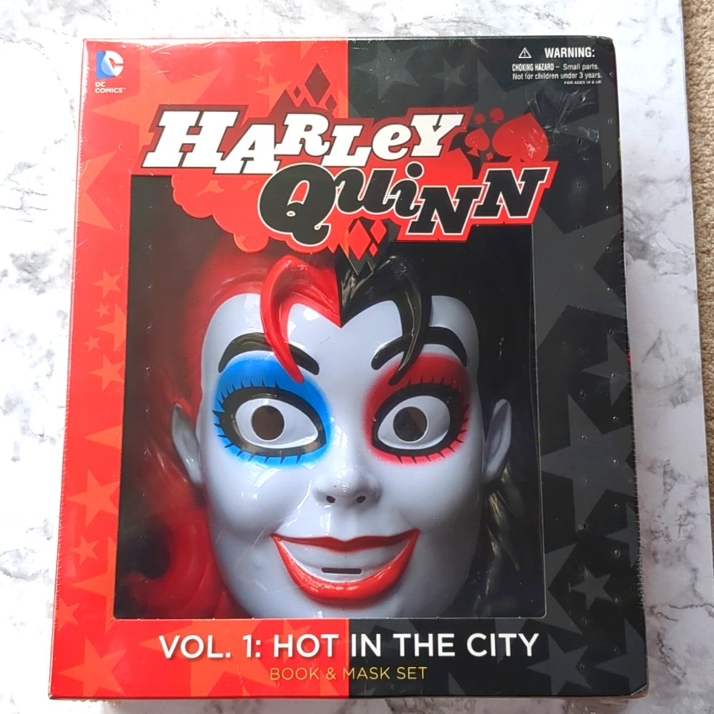 Harley Quinn Book & Mask - Picture 1 of 6